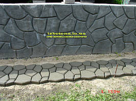 Дорожка рядом с домом - это удобно.