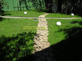 Симпатичная садовая дорожка сделанная при помощи формы - трафарет "Садовая дорожка"