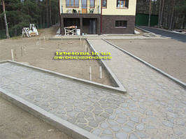 С этой дорожкой, уже работали профессиональные строители. 