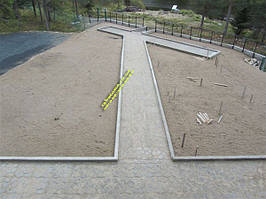 С этой дорожкой, уже работали профессиональные строители.