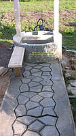 Садовая дорожка из бетона приводит нас прямо к колодцу.