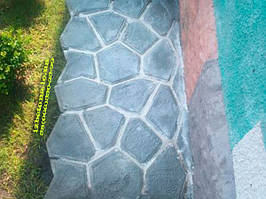 Отмостка вокруг дома, очень хорошо получается купив формы для дорожек.