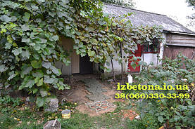 В летнюю кухню ведет дорожка сделанная из подручного материала, что есть то и в ход идет.