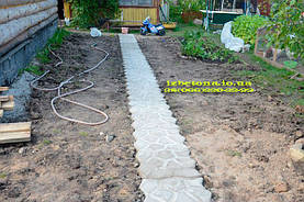 Прямая дорожка залитая раствором. Установили форму и залили ее раствором, подождали когда раствор схватится - Все Ваши дорожки очаровательны.