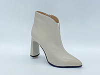 Шкіряні черевички на підборах. Ботильйони. Маленькі розміри (33, 34, 35).