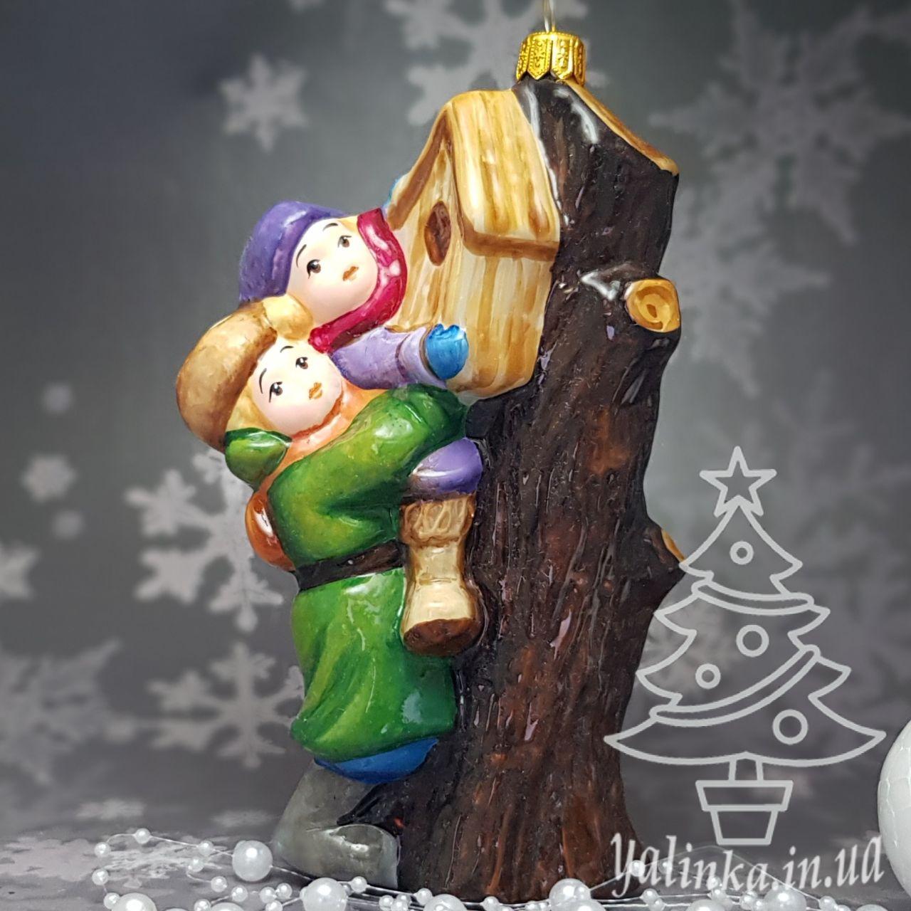 Скляна ялинкова іграшка Діти вішають шпаківню Komozja Family