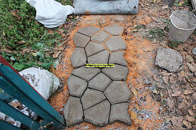 Удалите растения, камни и снимите верхний слой почвы в пределах направляющих линий между разметочными колышками. 