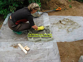 Поливаем основание водой. 