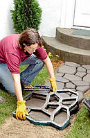 Накладываем на щебень (песок) форму и заливаем раствором бетона. 
