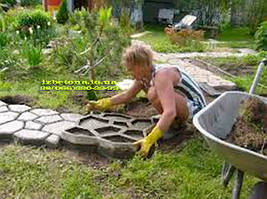 Раствор необходимо хорошо уплотнился внутри формы и заполнил ее полностью. 