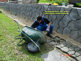 С помощью шпателя или рейки убираем лишний раствор с верха формы.