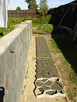 Перед первым использованием, смажьте форму машинным маслом 