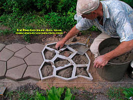 Для того чтобы изготовленная дорожка служила вам долго, необходимо выдержать залитый бетон подольше сырым (несколько дней).