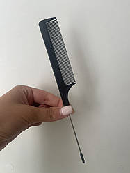 Гребінець з тонким хвостиком для розділення пасм