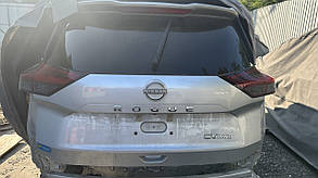 Крышка багажника nissan rogue t33. 2021-2024 год б/у оригинал код цвета K23 ( серебро) в отличном состоянии