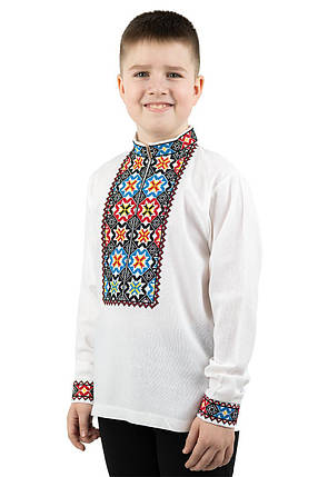 Біла вишиванка для хлопчика з довгим рукавом з барвистою орнаментальною вишивкою на грудях і манжетах 110–164, фото 1