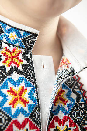 Біла вишиванка для хлопчика з довгим рукавом з барвистою орнаментальною вишивкою на грудях і манжетах 110–164, фото 2