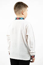 Біла вишиванка для хлопчика з довгим рукавом з барвистою орнаментальною вишивкою на грудях і манжетах 110–164, фото 4