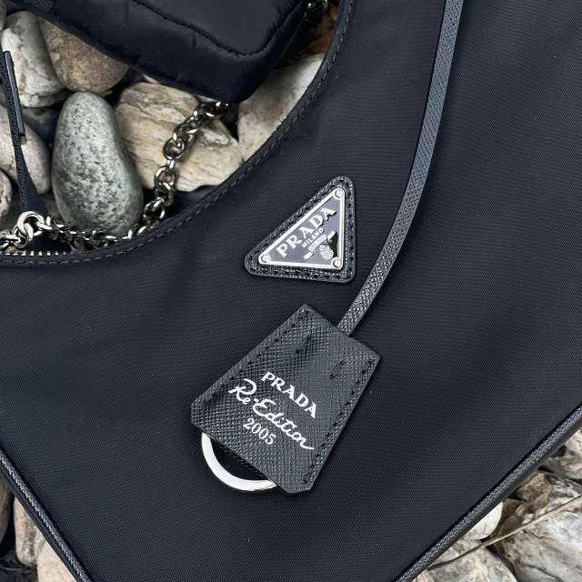Сумка женская Prada Re-Edition 2005 nylon shoulder bag