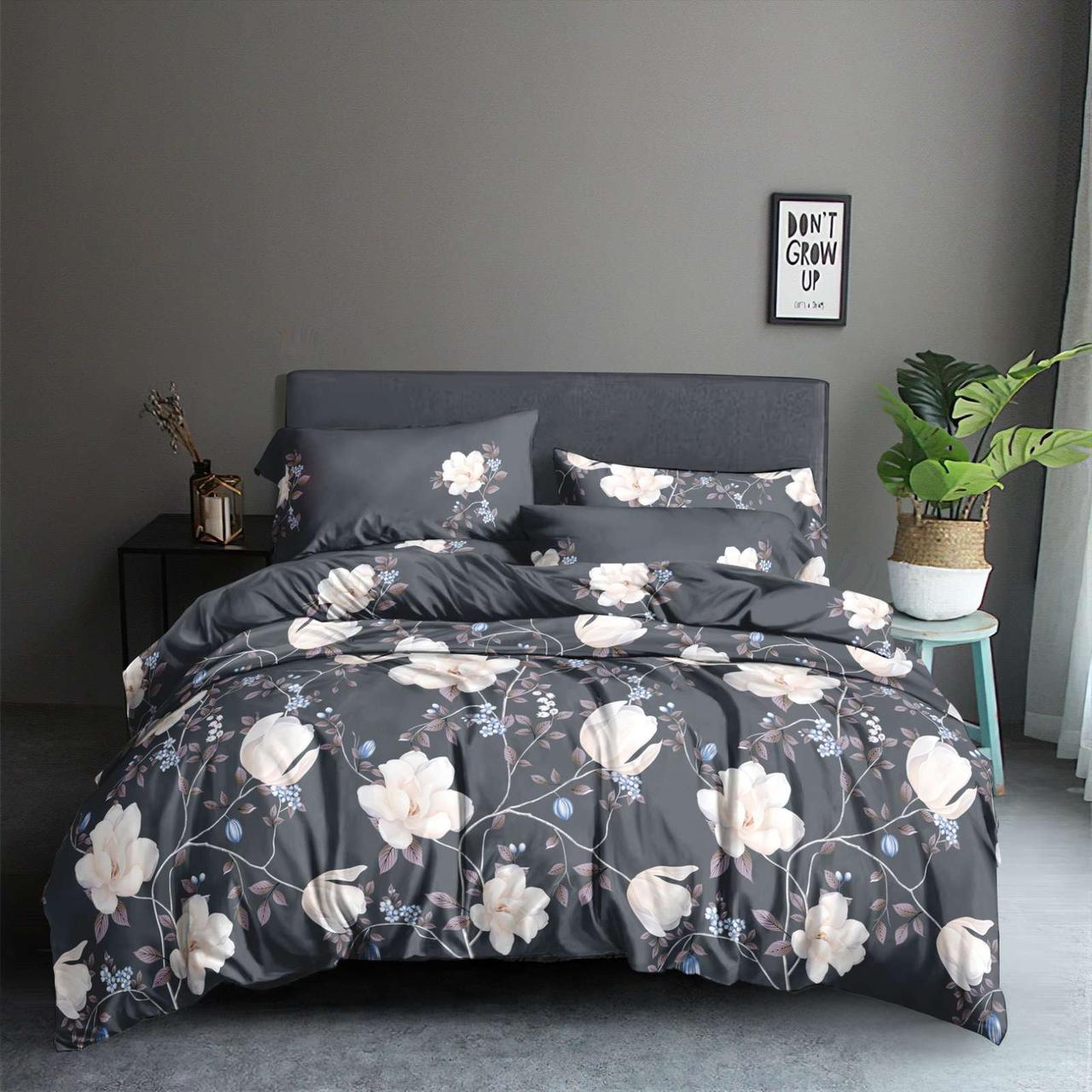 Темна сіра тканина для постільної білизни Полісатин поліестер 220 см з великим принтом білі квіти, у рулоні 60 м