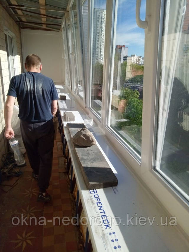 Скління балкону з дахом у Києві - фото роботи Вікна Недорого