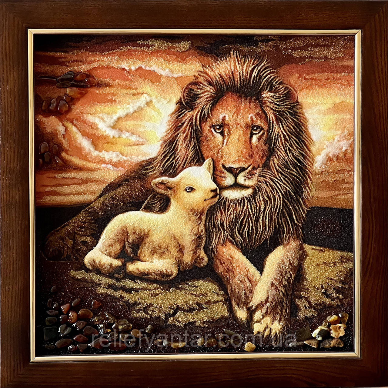 Картина з бурштину " Лев і ягня "40x40 см