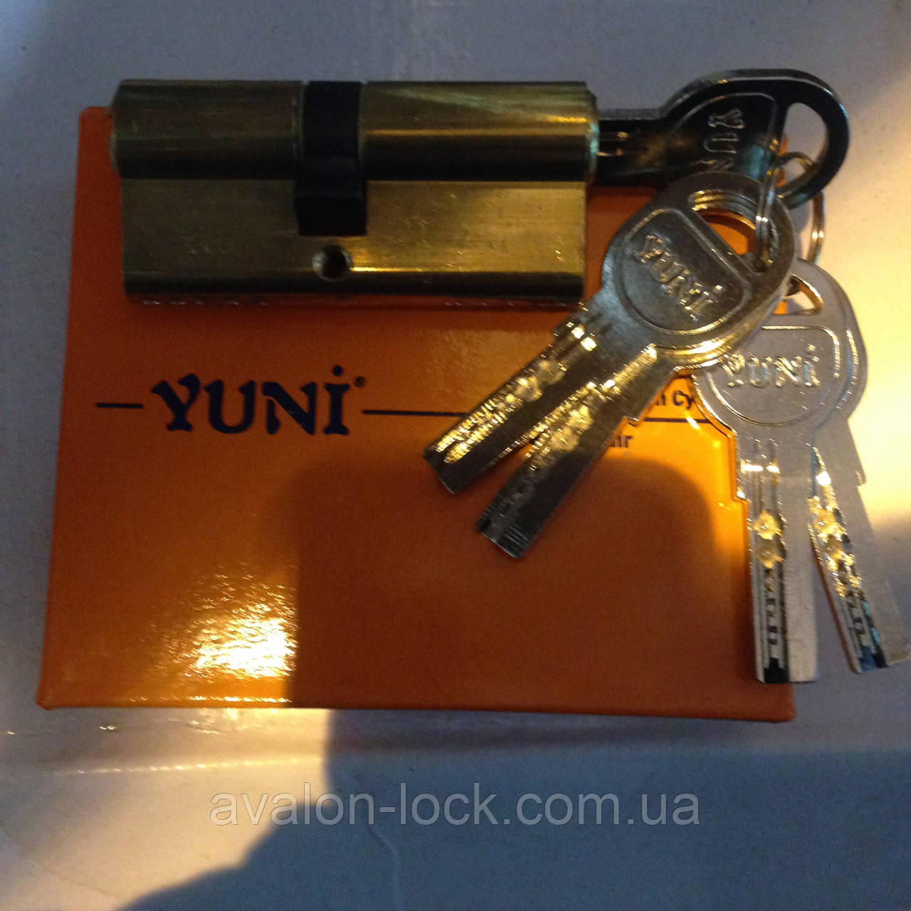 Цилиндровые механизмы Yuni 103 TSB с лазерным ключом с барашиком 68мм. - фото 1 - id-p387647761