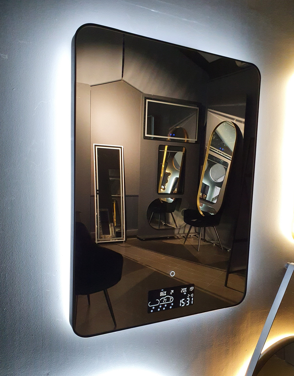 Дзеркало в металевій рамі із сенсорним екраном і підсвіткою