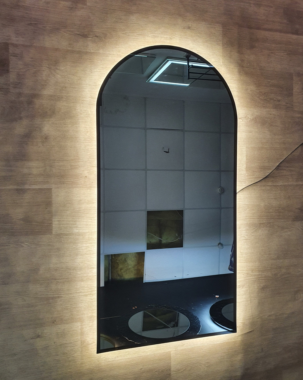 Дзеркало з чорним кантом і підсвіткою