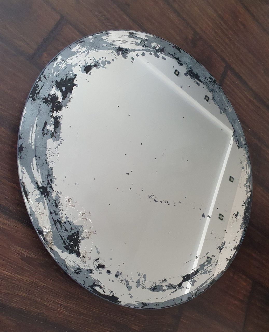 Кругле дзеркало з візерунком