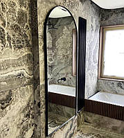 Дзеркало в чорній металевій рамі