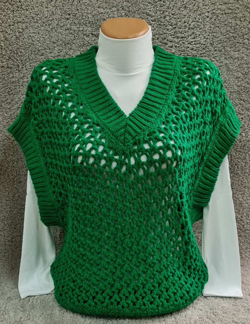 Жилетка жіноча однотонна вільного крою великої в'язки з коміром мис зелена