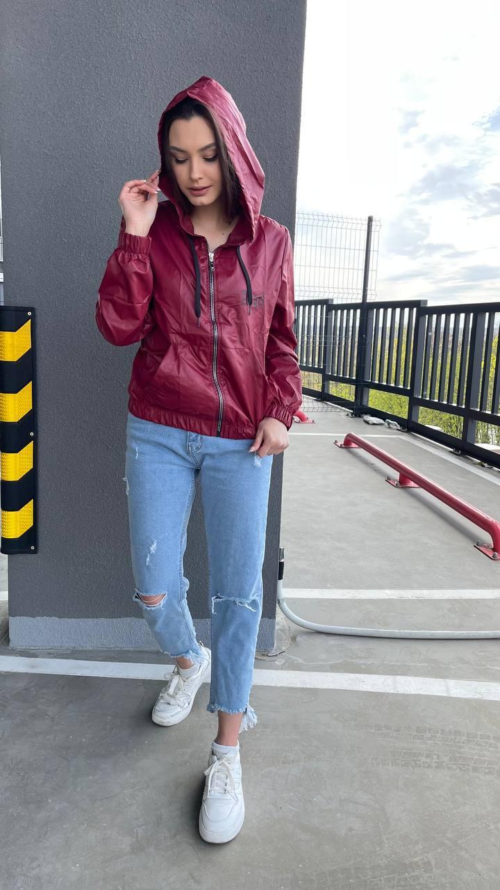 Куртка жіноча бордова легка з капюшоном вітровка повсякденна на дівчину з манжетами зручна стильна
