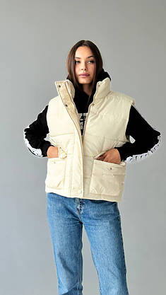 Женская жилетка-накидка без рукавов дутая стильный жилет с наполнителем без капюшона модная молодежная, фото 2