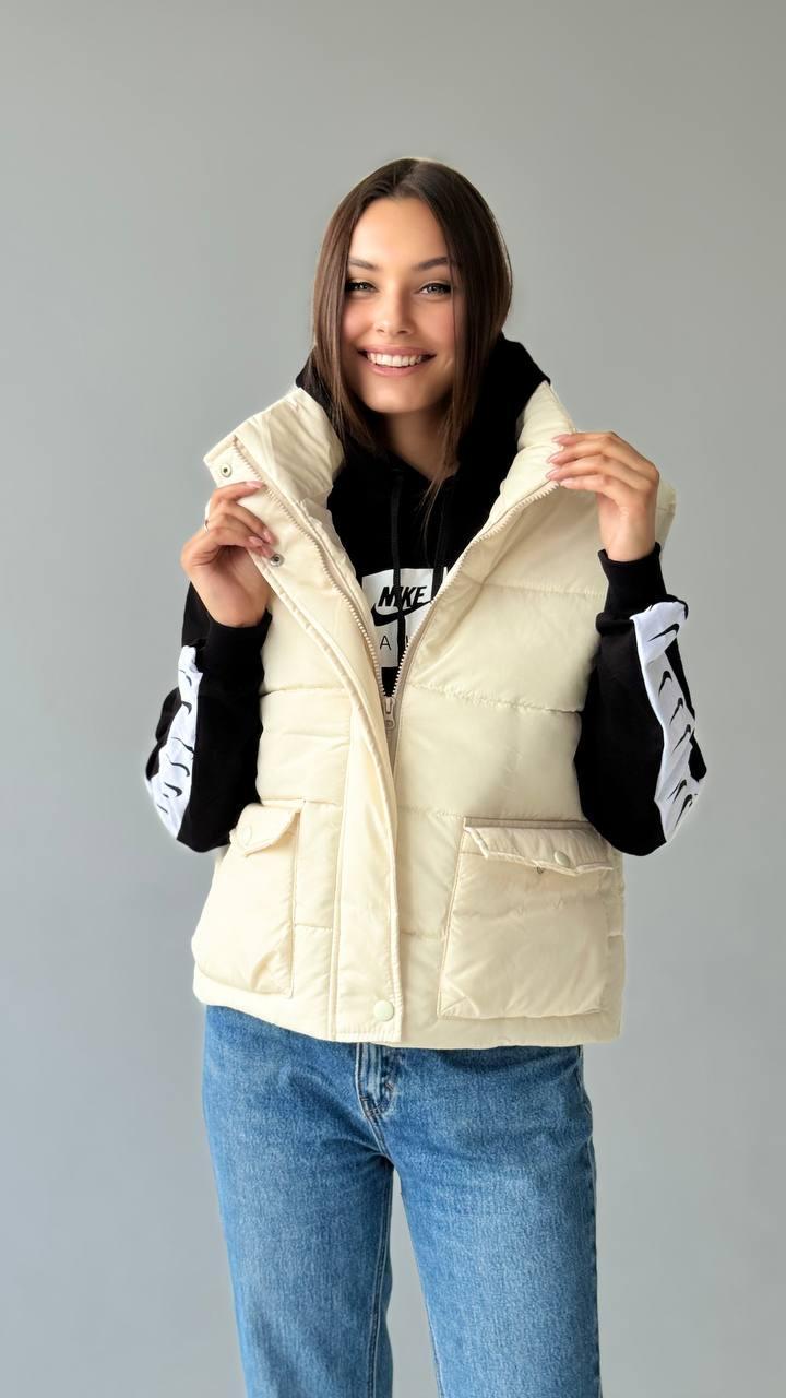Женская жилетка-накидка без рукавов дутая стильный жилет с наполнителем без капюшона модная молодежная