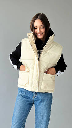 Женская жилетка-накидка без рукавов дутая стильный жилет с наполнителем без капюшона модная молодежная, фото 3