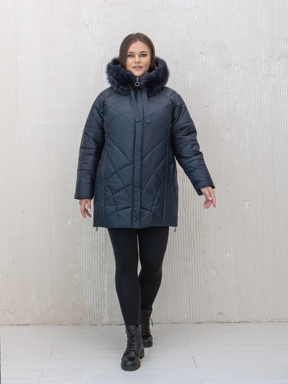Темно синя жіноча тепла куртка великих розмірів, пуховик середньої довжини з хутром на капюшоні, фото 1