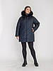 Темно синя жіноча тепла куртка великих розмірів, пуховик середньої довжини з хутром на капюшоні, фото 3