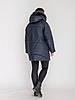 Темно синя жіноча тепла куртка великих розмірів, пуховик середньої довжини з хутром на капюшоні, фото 4
