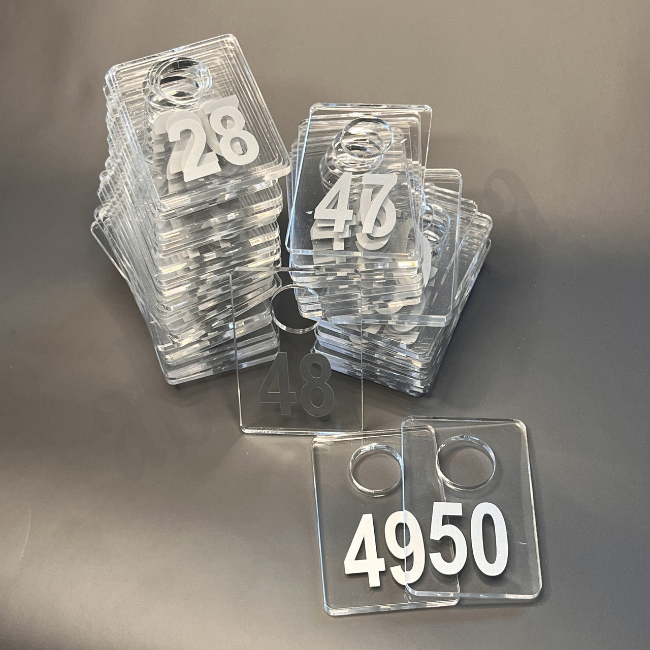 Комплект гардеробних номерків 1 - 50 | Прозорі | Прямокутні | Срібляста цифра