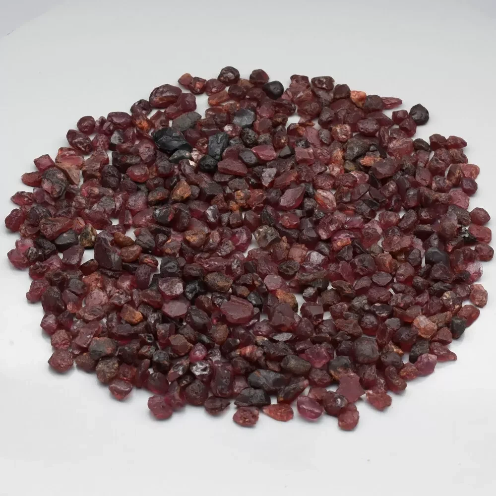 211.39 карат. Природний гранат 485 шт.