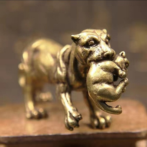 Міні вінтажна ретро мідна латунна металева настільна статуетка у вигляді Левиця з левеням, фото 1