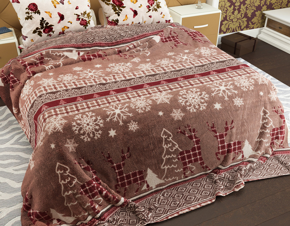 Гарний новорічний флісовий плед покривало з оленями та сніжинками 200х220 двоспальний євро розмір коричневого кольору
