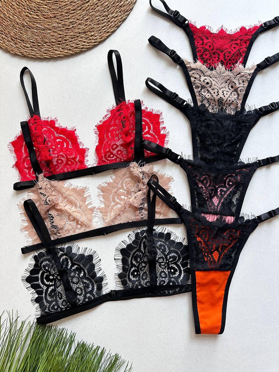 Комплект кружевной , бюстгальтер-стринги.