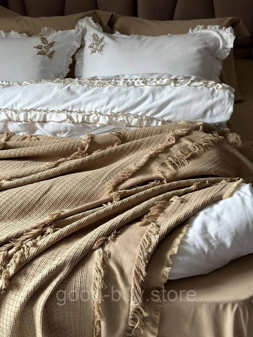 Постільна білизна з вишивкою і піке Saheser Brianna khaki євро 200х220, фото 1