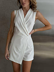 Білий жіночий витончений міні-комбінезон з піджачним кроєм із креп-дайвінгу з імітацією запаху