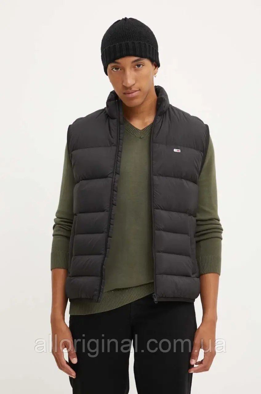AllOriginal com ua Пухова безрукавка Tommy Jeans чоловіча колір чорний перехідна DM0DM18896 РОЗМІРИ ЗАПИТУЙТЕ