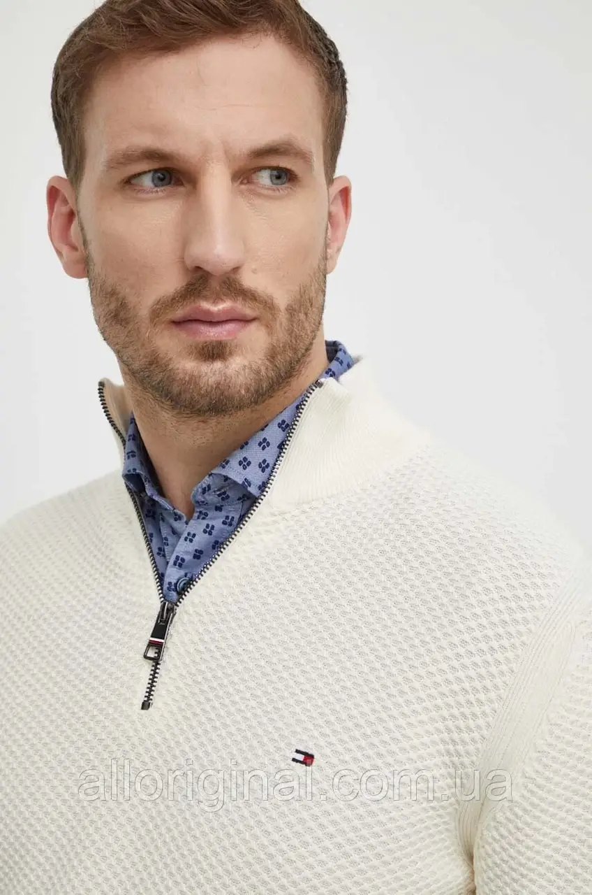 AllOriginal com ua Бавовняний светр Tommy Hilfiger колір бежевий легкий півгольф РОЗМІРИ ЗАПИТУЙТЕ