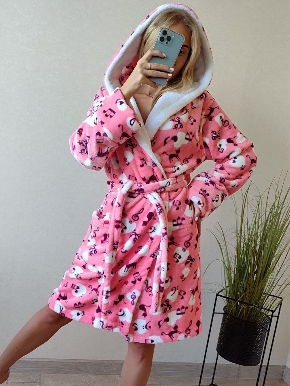 Жіночий теплий домашній халат із поясом персиковий із кішками