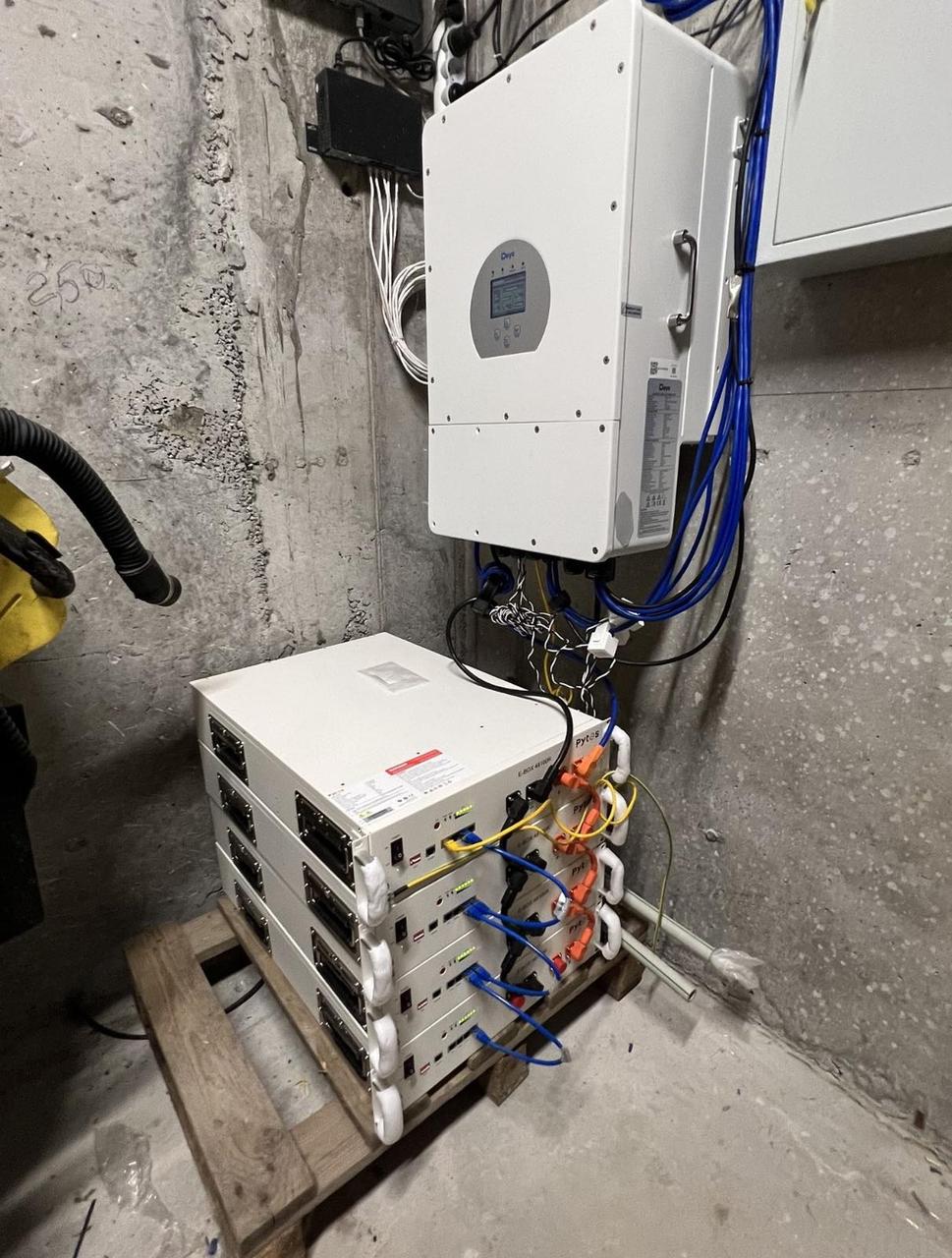 Гібридний інвертор DEYE SUN-12K-SG04LP3-EU + 4 акумулятори, фото 1